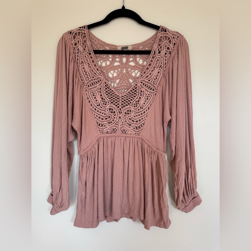 Gimmicks by BKE Pieced Crochet Peplum Top Size Small EUC Dusty Pink Y2K